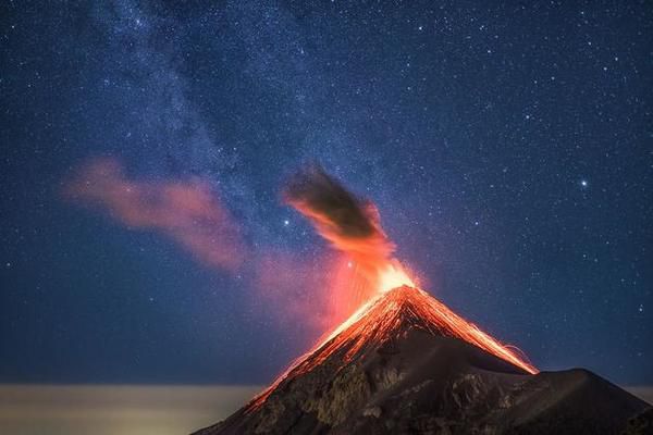 У Гватемалі почалося виверження вулкана Фуего