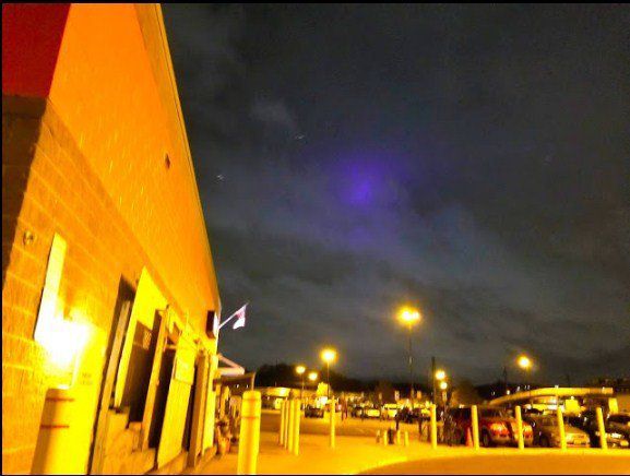 Причина фіолетового сяйва в небі над США - НЛО?. Жителька Greensboro, Північна Кароліна, зробила фотографії того, що вона описує, як НЛО круглої форми, який випромінює трикутне фіолетове світло.