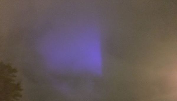 Причина фіолетового сяйва в небі над США - НЛО?. Жителька Greensboro, Північна Кароліна, зробила фотографії того, що вона описує, як НЛО круглої форми, який випромінює трикутне фіолетове світло.