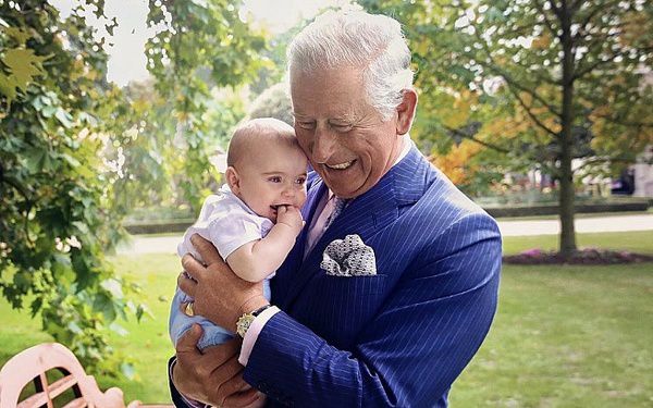 Королівська родина поділилася новими фото принца Чарльза і принца Луї. Автором портрета є королівський фотограф Кріс Джексон.