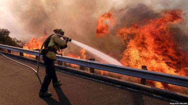 Лісові пожежі знищують Каліфорнію: 80 загиблих. У результаті лиха згоріли понад 10 тисяч будинків і 250 тисяч людей евакуйовано.