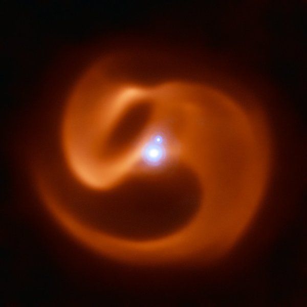 Астрономи отримали фото гамма-спалахів у потрійній системі зірок. Спостереження за системою велися за допомогою приймачів NACO і VISIR на телескопі VLT у Чилі.