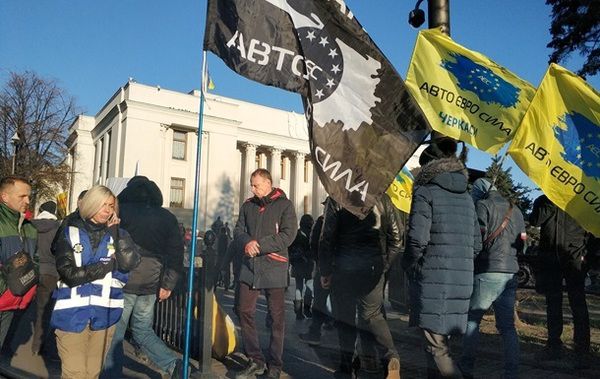 Власники "євроблях" блокують рух у 6 областях України. Вчора розпочалася всеукраїнська акція "громадянської непокори" "євробляхерів".