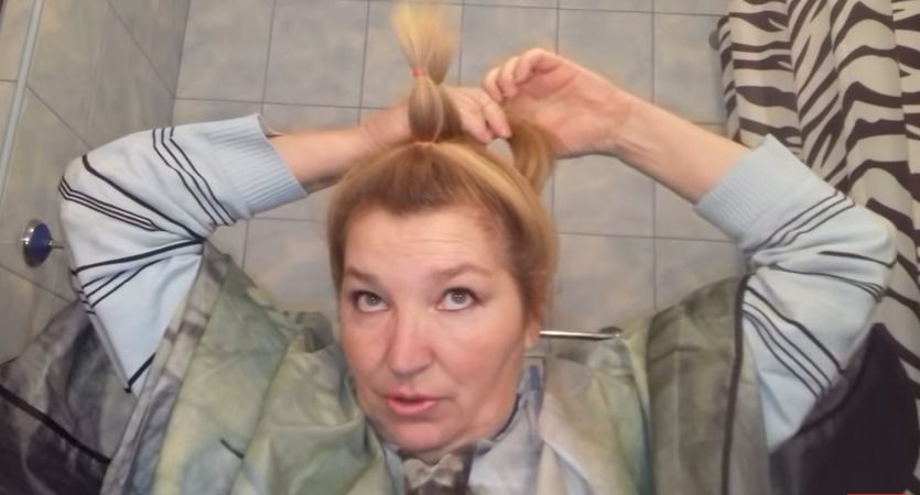 Перукар показала трюк, за допомогою якого можна легко підстригтися вдома. Це відео від перукаря - просто знахідка.