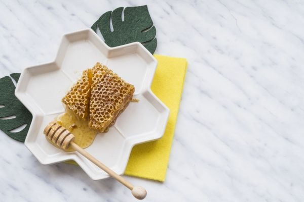 Рецепти домашніх косметичних засобів з медом для обличчя, губ і волосся. Як приготувати медову маску для обличчя, губ і волосся: прості рецепти.