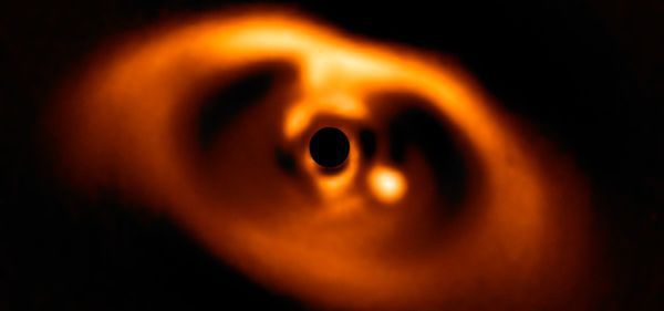 Астрономам вдалося зробити прямий знімок екзопланетної системи. Астрономи отримали безпрецедентні дані про склад планети HR 8799c — газового гіганта приблизно в сім разів масивнішого за Юпітер, який робить повний оборот навколо своєї зірки кожні 200 років.
