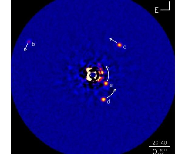 Астрономам вдалося зробити прямий знімок екзопланетної системи. Астрономи отримали безпрецедентні дані про склад планети HR 8799c — газового гіганта приблизно в сім разів масивнішого за Юпітер, який робить повний оборот навколо своєї зірки кожні 200 років.