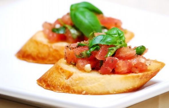 Італійська смачна брускетта: всім поціновувачам італійської кухні. Кожну скибочку хліба потрібно змащувати оливковою олією, тоді на ній з'явиться хрустка скоринка.