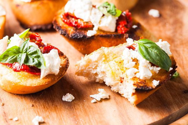 Італійська смачна брускетта: всім поціновувачам італійської кухні. Кожну скибочку хліба потрібно змащувати оливковою олією, тоді на ній з'явиться хрустка скоринка.