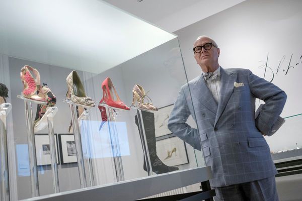 У Лондоні назвали легенду модної індустрії. 75-річний модельєр Маноло Бланік отримав премію Walpole Luxury Legend Award.