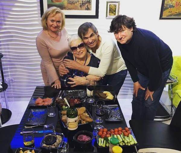 Як пройшло весілля 71-річного Алібасова і 80-річної Федосєєвої-Шукшиної. Примітно, що 71-річний продюсер і 80-річна актриса одружилися вдруге.