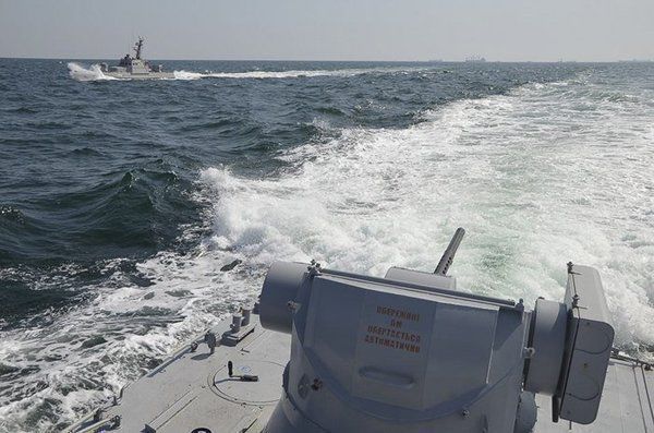 Російський корабель протаранив військовий буксир України. Пішли на таран.