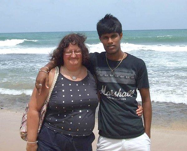Повчальна історія: літня британка витратила більше 100 000$ на "коханого" зі Шрі-Ланки