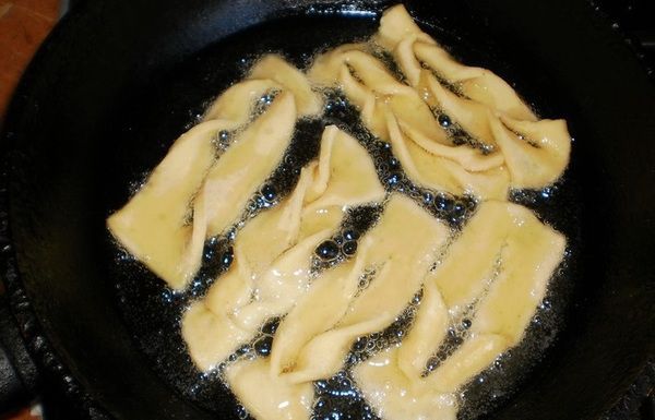 Рецепт смачного картопляного печива "Хрустики". Рецепт простого ароматного, смаженого на олії печива із бабусиного записника.