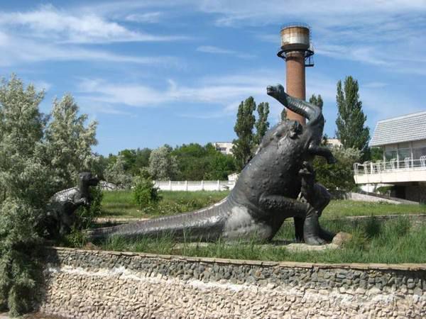 Таємниця першого в світі пам'ятника динозаврам в Криму. У курортному місті Саки (Крим) недалеко від лікувального грязьового озера, поруч з аквапарком «Саксонія» знаходиться цікавий і незвичайний пам'ятник динозаврам.
