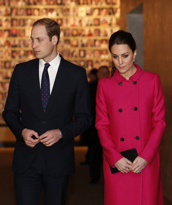 Невже вони обіймалися?! Найвідвертіше фото Кейт і Вільяма на публіці. Фанати пари герцога і герцогині Кембриджських знають, що Кейт і Вільям досить рідко проявляють свої почуття на публіці.