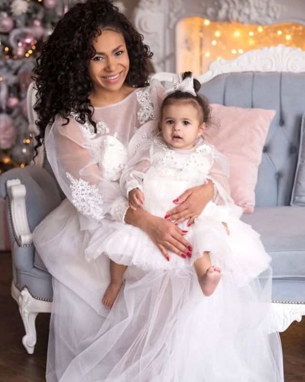 Ніжна новорічна фотосесія: Гайтана з донькою Сапфір-Ніколь. У грудні доньці Гайтани виповниться півтора року. Дівчинка росте маленькою копією співачки – така ж чарівна!