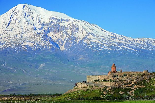 Вірменія - країна смачної кухні та дивовижної природи. У Вірменії дуже багато старожитностей: старовинних монастирів, церков та інших релігійних пам'яток.
