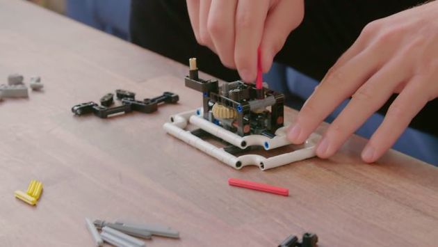 Компанія LEGO створила конструктор для дорослих. Винахідники впевнені, що продукт допоможе багатьом дорослим відключитися від частих проблем і зняти стрес.