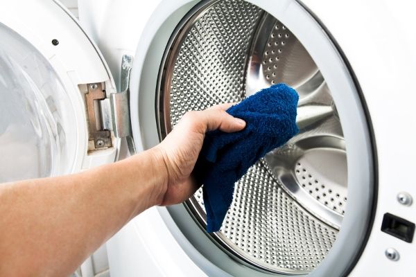 Рекомендації по догляду за пральною машинкою. Дотримуючись цих нескладних трюків, ви продовжите термін служби пральної машинки. Вона стане краще працювати, а ваші речі будуть чистими і ароматними.