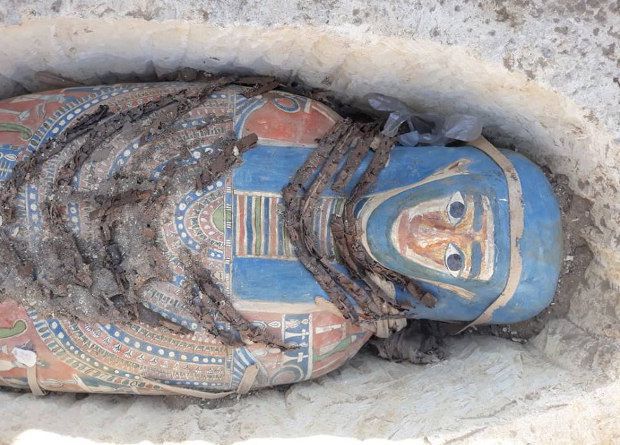 В Єгипті археологи знайшли вісім саркофагів з муміями. Поховання, мабуть, відносяться до пізнього періоду (664-332 роки до нашої ери).