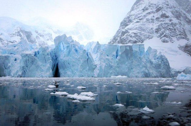 В Антарктиді вчені виявили загадкову споруду. Структура прихована під величезним шаром льоду, але в ній вчені розгледіли останки древніх стін.