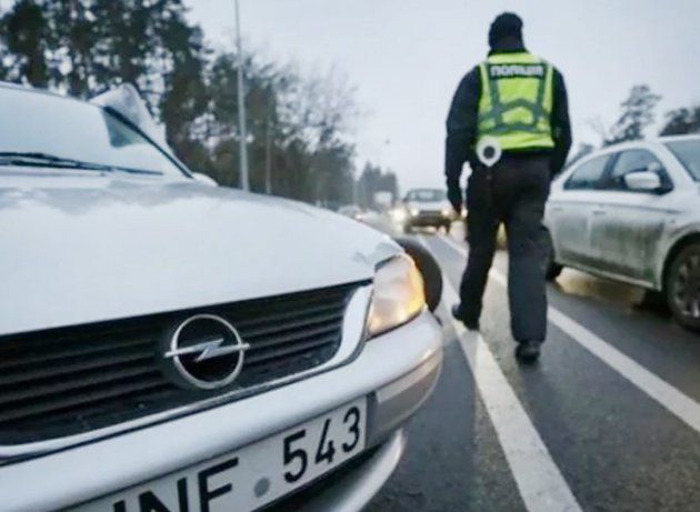 Поліція отримала дозвіл на перевірку кожного автомобіля на єврономерах. У поліції готові до штрафів і вилову нерозмитнених авто.