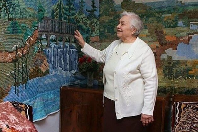 Вишите панно замість шпалер: 80-річна бабуся вишила хрестиком величезні картини. Старість зовсім не перешкода таланту.
