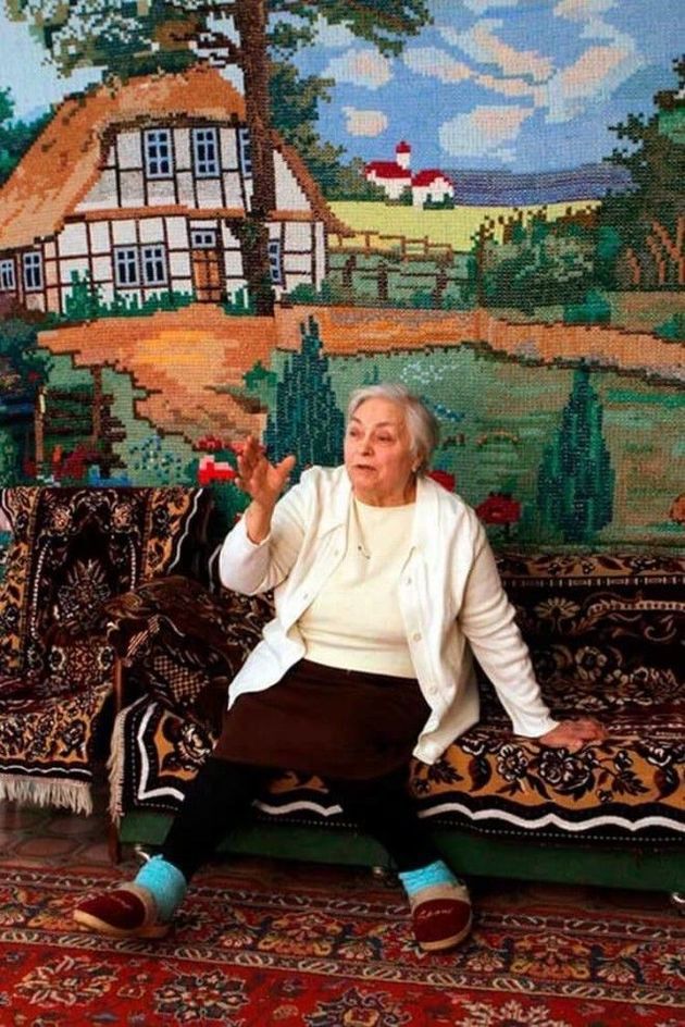 Вишите панно замість шпалер: 80-річна бабуся вишила хрестиком величезні картини. Старість зовсім не перешкода таланту.