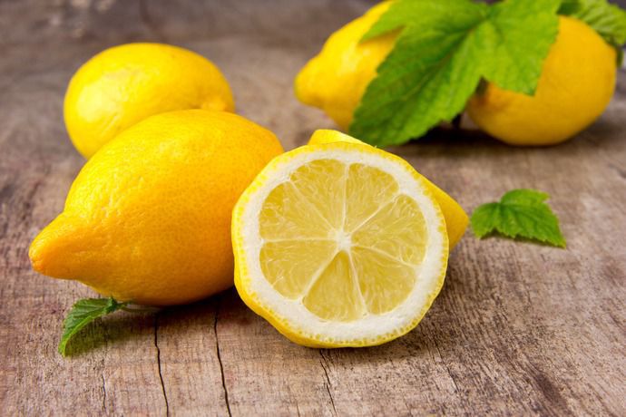 Чому у ві сні корисно вдихати ніжний аромат лимону?. Скибочки цитруса на тумбочці в спальні зроблять процес пробудження менш болючим також лимон добре пахне і ефективно очищає повітря.
