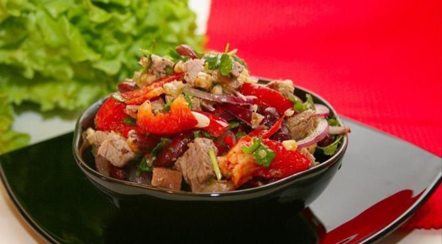 смачний і ситний салат "тбілісі" до новорічних свят