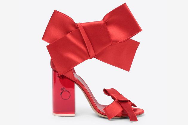 Maison Margiela представив взуття з обручкою у підборах. Новинки випущені в білому і червоному кольорі.