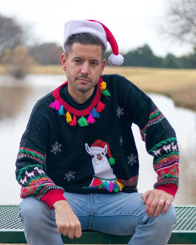 Чоловік влаштував фотосесію де показав як потрібно одягатися на новий рік. Чоловік влаштував фотосесію в різдвяному одязі. І підійшов з усією серйозністю.