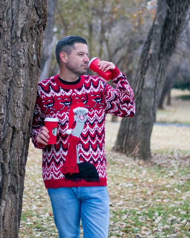 Чоловік влаштував фотосесію де показав як потрібно одягатися на новий рік. Чоловік влаштував фотосесію в різдвяному одязі. І підійшов з усією серйозністю.