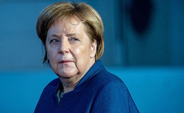 Літак Меркель вимушено приземлився в Кьольні, щоб запобігти трагедії. Канцлеру Німеччини під час польоту повідомили про проблеми з літаком.
