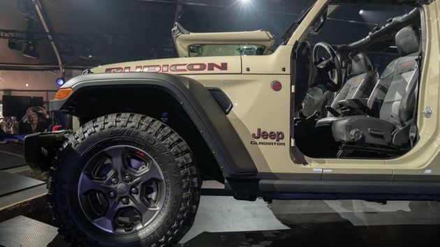 Новий Jeep Gladiator, який презентували вперше за 30 років. Авто буде випускатися тільки з дворядною 4-дверною кабіною.