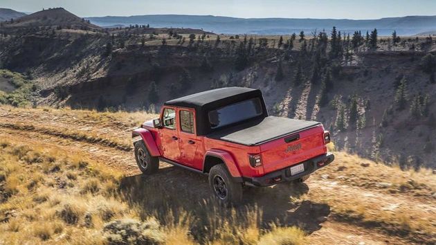 Новий Jeep Gladiator, який презентували вперше за 30 років. Авто буде випускатися тільки з дворядною 4-дверною кабіною.