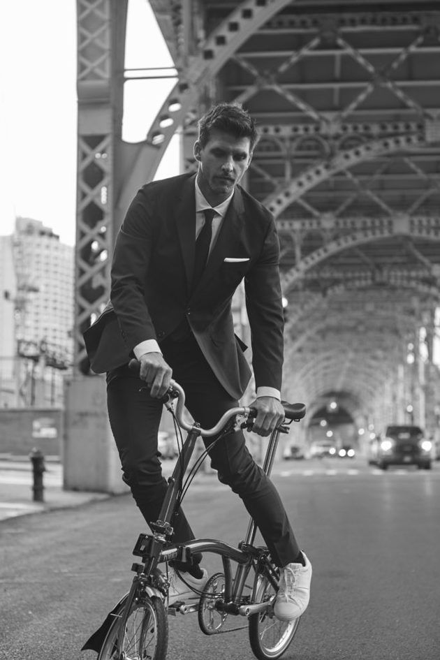 Massimo Dutti випустили модель костюма з водовідштовхувальної тканини. У такому костюмі можна їздити на велосипеді, але ще більше він підійде тим, хто постійно літає у відрядження.