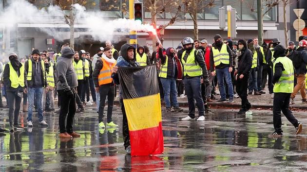 Протести "жовтих жилетів" докотилися до Бельгії. Протести "жовтих жилетів" у Бельгії: протестувальники трощать поліцейські авто, затримано десятки людей.