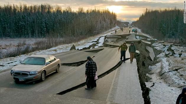 Потужний землетрус на Алясці, як це було. Відео. На Алясці після потужного землетрусу магнітудою 7.2 балів, який призвів до значних руйнувань, сталося вже понад 230 землетрусів (афтершоків).