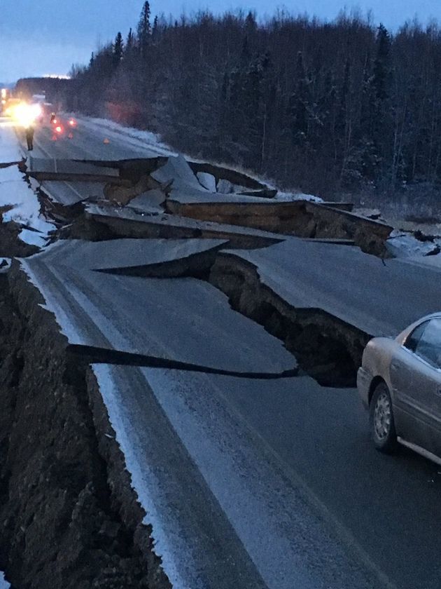 Потужний землетрус на Алясці, як це було. Відео. На Алясці після потужного землетрусу магнітудою 7.2 балів, який призвів до значних руйнувань, сталося вже понад 230 землетрусів (афтершоків).
