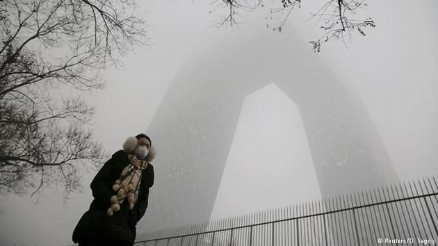У Китаї через смог оголошений червоний рівень небезпеки. Влада Китаю попередили громадян, що сильний смог на вихідних накриє 79 міст.