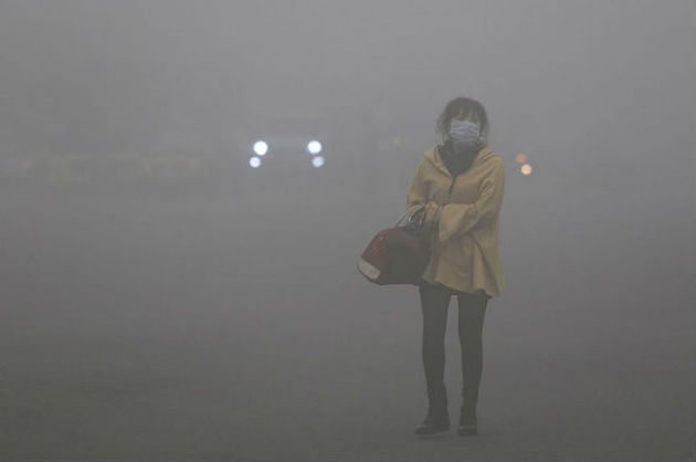 У Китаї через смог оголошений червоний рівень небезпеки. Влада Китаю попередили громадян, що сильний смог на вихідних накриє 79 міст.
