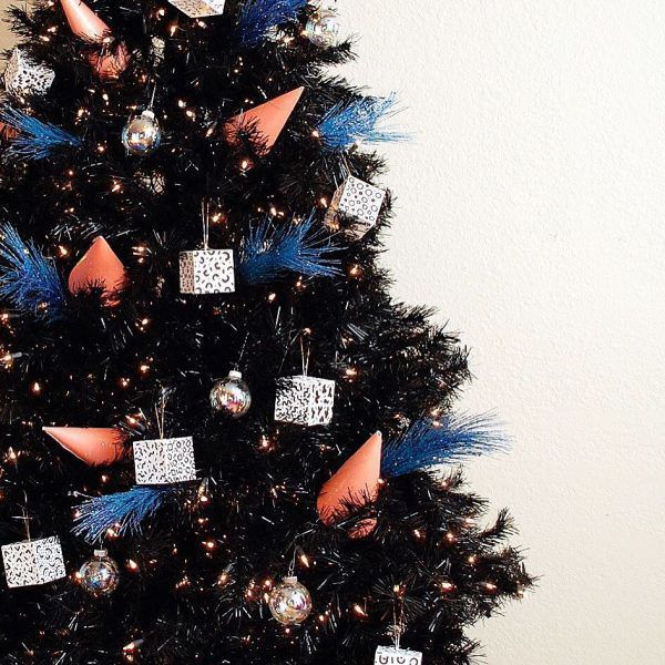 У Сполучених Штатах святковим трендом цього сезону стають чорні різдвяні ялинки. Чорні різдвяні ялинки - новий тренд у США.