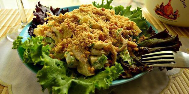 Для любителів м'ясних салатів пропонуємо декілька цікавих рецептів. Смачні м'ясні салати — це та страва, яку можна готувати, як на свято, так і на звичайний обід.