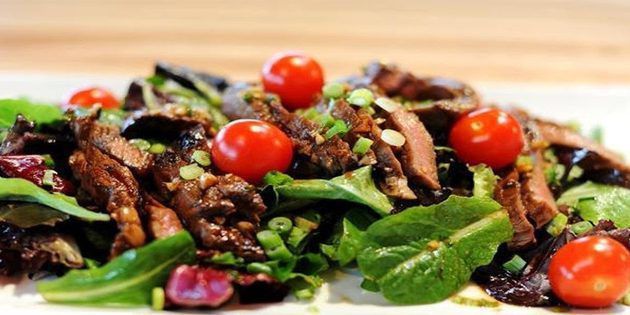 Для любителів м'ясних салатів пропонуємо декілька цікавих рецептів. Смачні м'ясні салати — це та страва, яку можна готувати, як на свято, так і на звичайний обід.