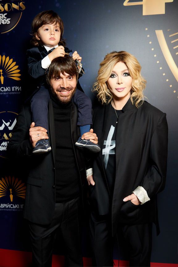 Ірина Білик вперше з'явилася на публіці з чоловіком і сином. На церемонії М1 Music Awards Ірина Білик вперше вийшла на доріжку з чоловіком Асланом Ахмадовим і сином Табризом.