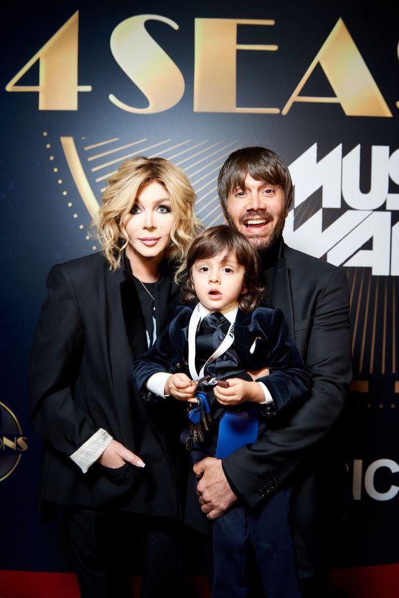 Ірина Білик вперше з'явилася на публіці з чоловіком і сином. На церемонії М1 Music Awards Ірина Білик вперше вийшла на доріжку з чоловіком Асланом Ахмадовим і сином Табризом.