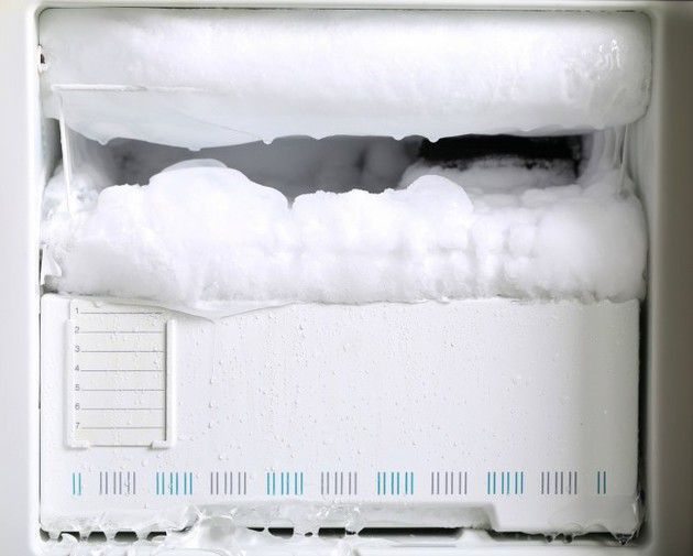 Як розморозити холодильник швидко і безпечно?. Загальна тривалість розморожування холодильника старого зразка – близько 6 годин, яку можна скоротити, знаючи деякі хитрощі.
