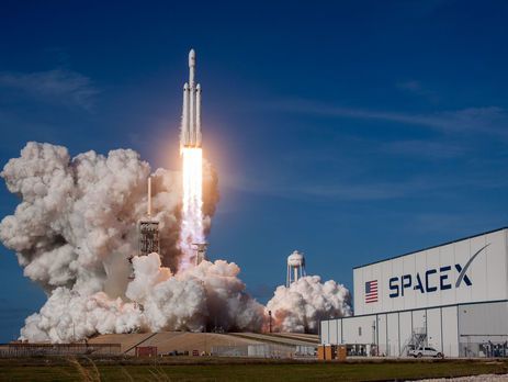 Компанія SpaceX в понеділок здійснила запуск ракети-носія Falcon 9, на борту якої знаходяться понад 60 мікросупутників. Мова йде про апарати, що запускаються на низьку сонячно-синхронну орбіту за замовленням ряду держструктур і комерційних підприємств з 17 країн.